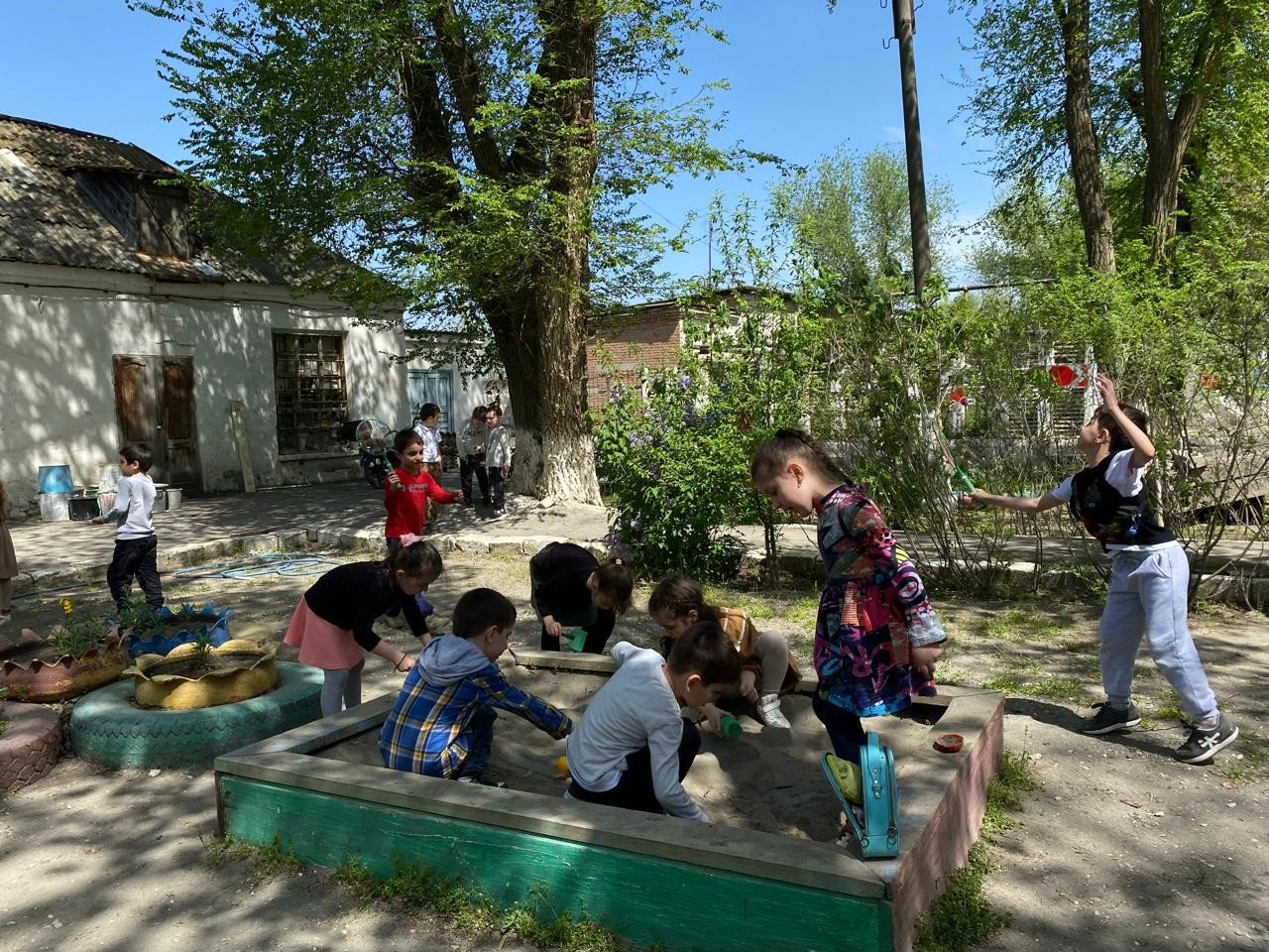 Старшая группа "А" Прогулка на территории детского сада