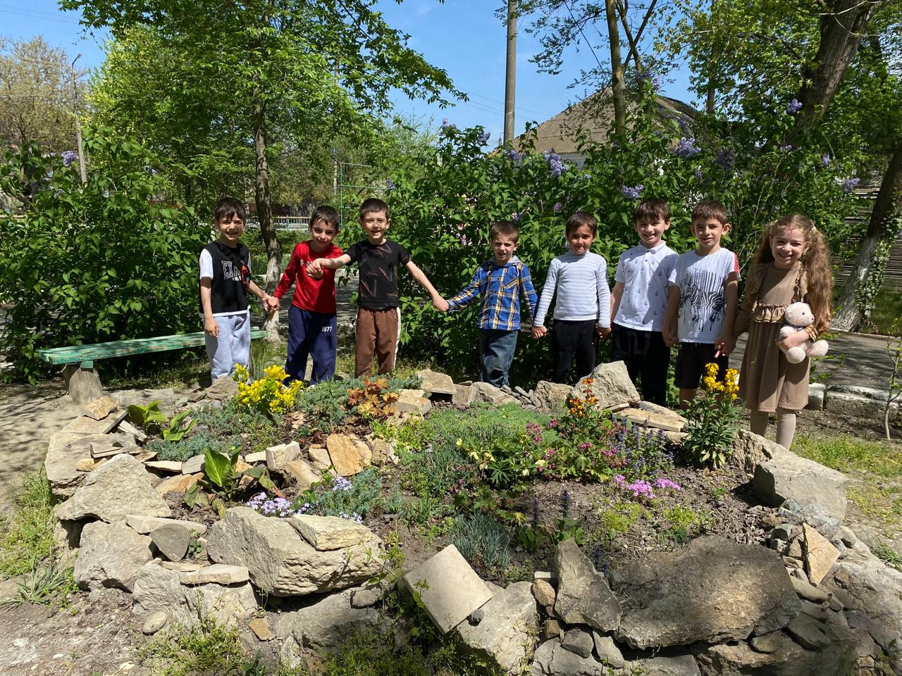 Старшая группа "А" Прогулка на территории детского сада