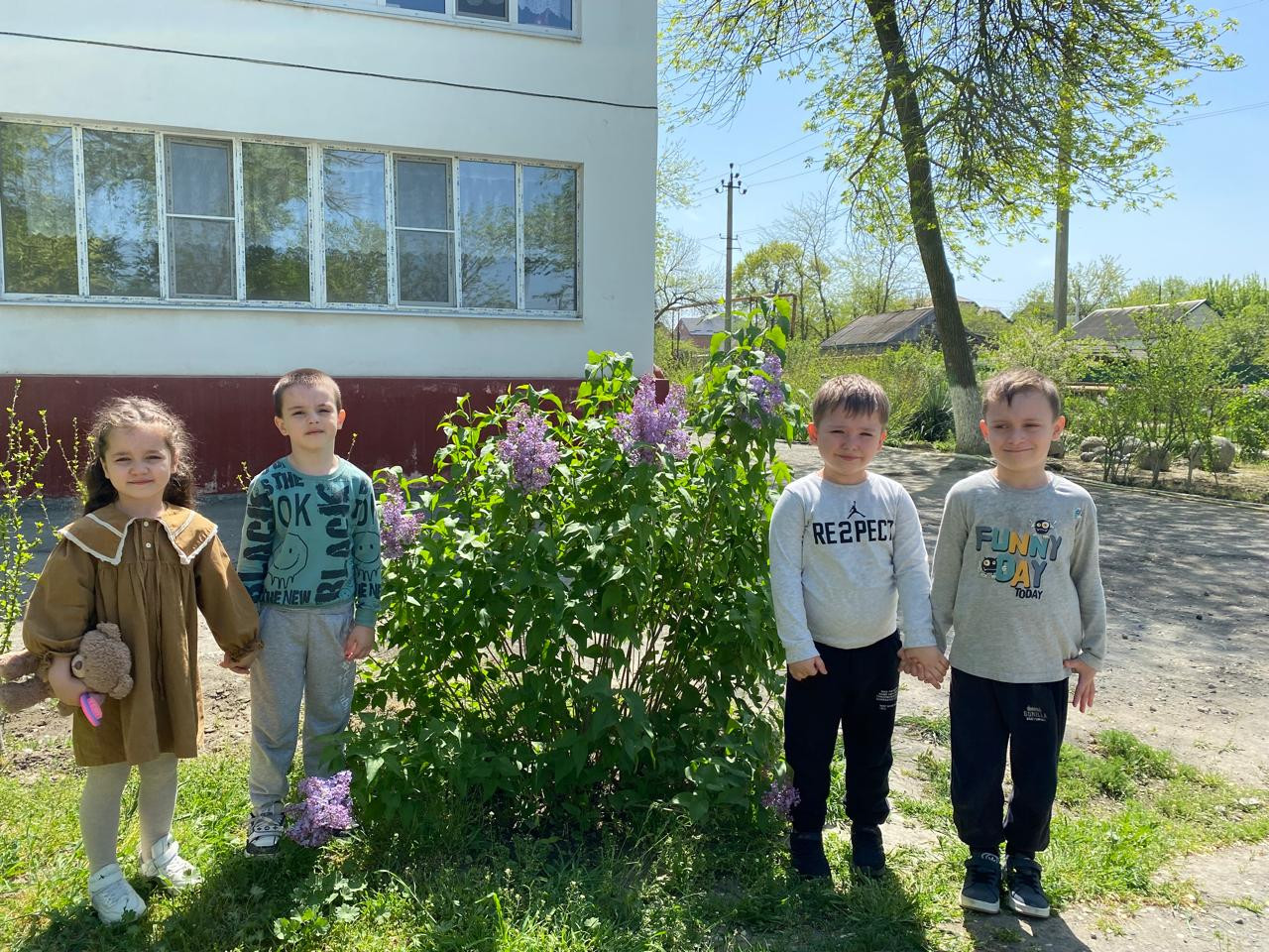 Старшая группа "А" Прогулка на территории детского сада