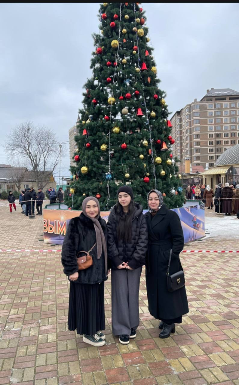30.12.2025г. В Хасавюрте на площади  имени З.Н. Батырмурзаева состоялось праздничное мероприятие " С Новым годом Хасавюрт". Мероприятие посетили Директор  Шуаибова М.А.и Методист Атаева А.А.