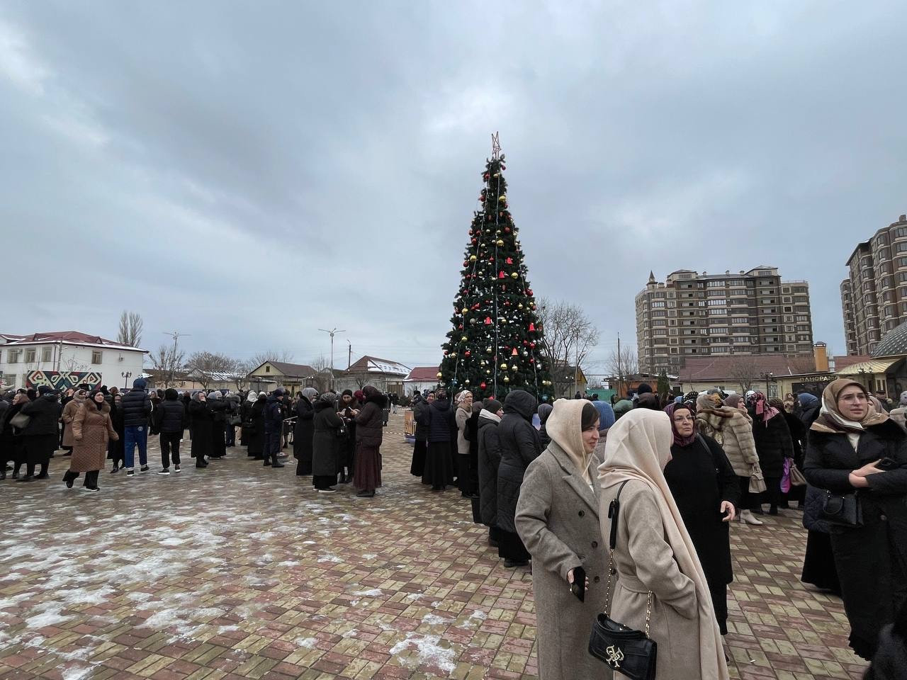 30.12.2025г. В Хасавюрте на площади  имени З.Н. Батырмурзаева состоялось праздничное мероприятие " С Новым годом Хасавюрт". Мероприятие посетили Директор  Шуаибова М.А.и Методист Атаева А.А.