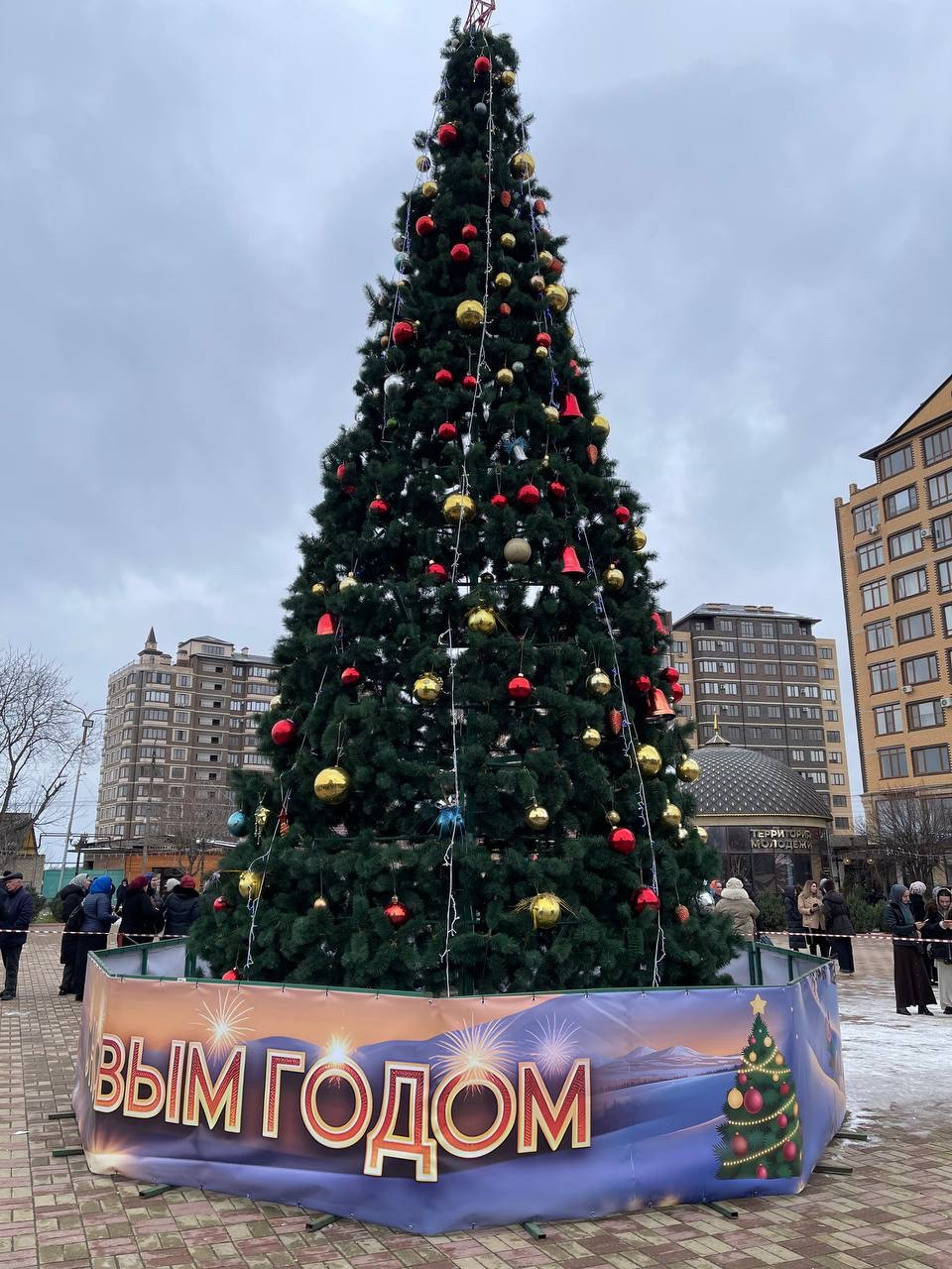30.12.2025г. В Хасавюрте на площади  имени З.Н. Батырмурзаева состоялось праздничное мероприятие " С Новым годом Хасавюрт". Мероприятие посетили Директор  Шуаибова М.А.и Методист Атаева А.А.