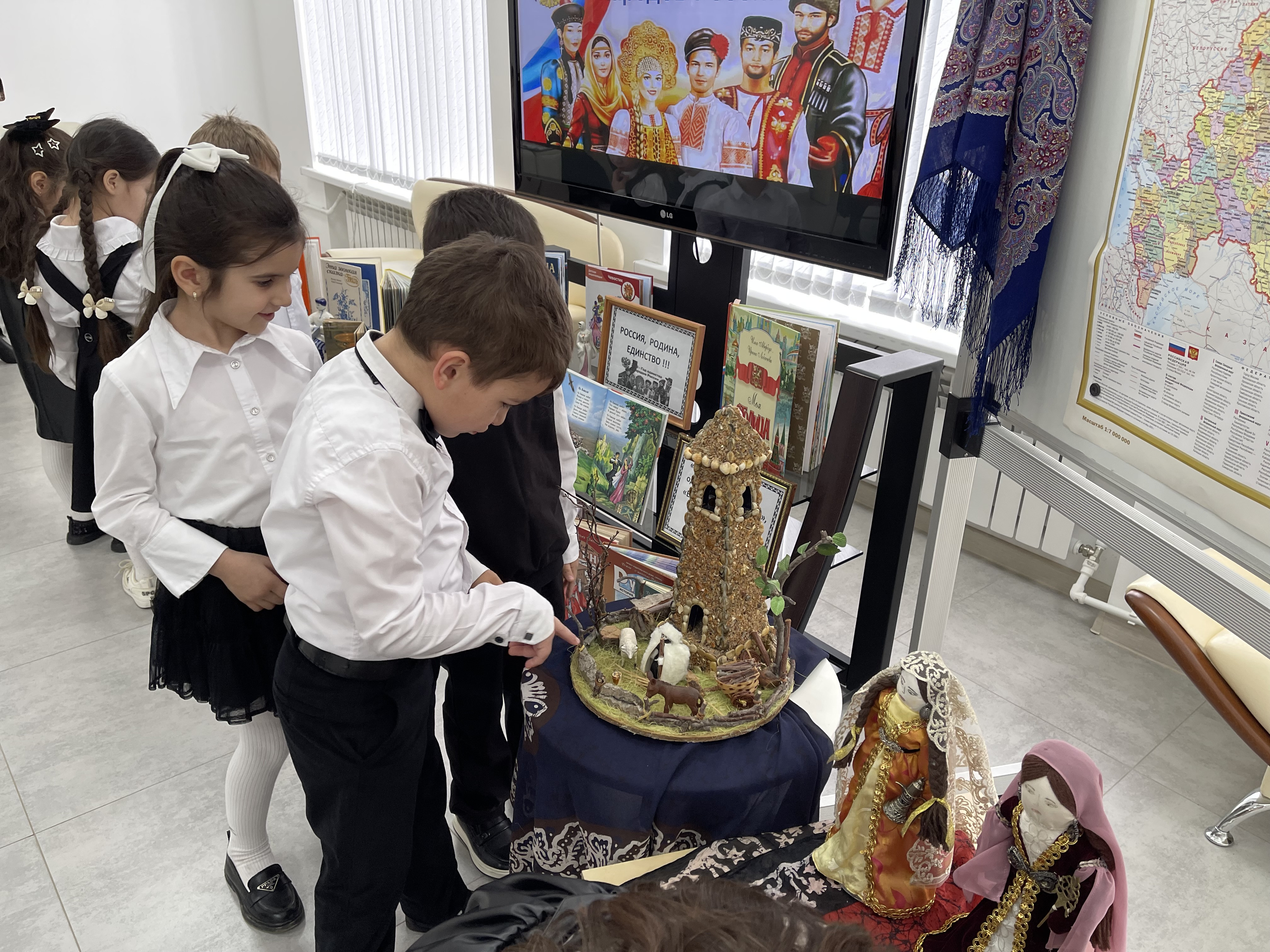 17.02.2026г.На базе МКУК ЦБС "Городской  библиотеке им. Расула Гамзатова", прошло мероприятие в рамках которого объявлен 2026 год в России годом единства народов по решению президента В.В.Путина.