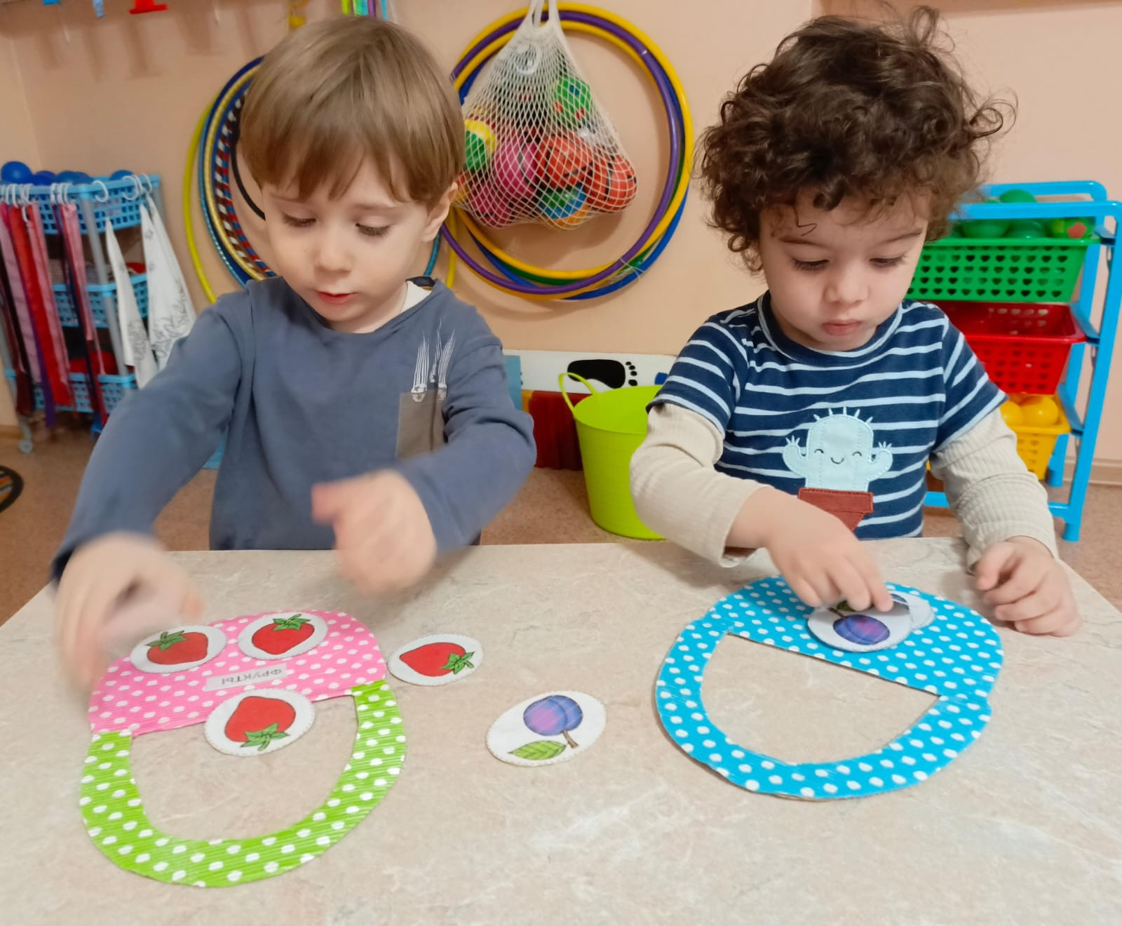 Игра "Разложи фрукты в корзинки"