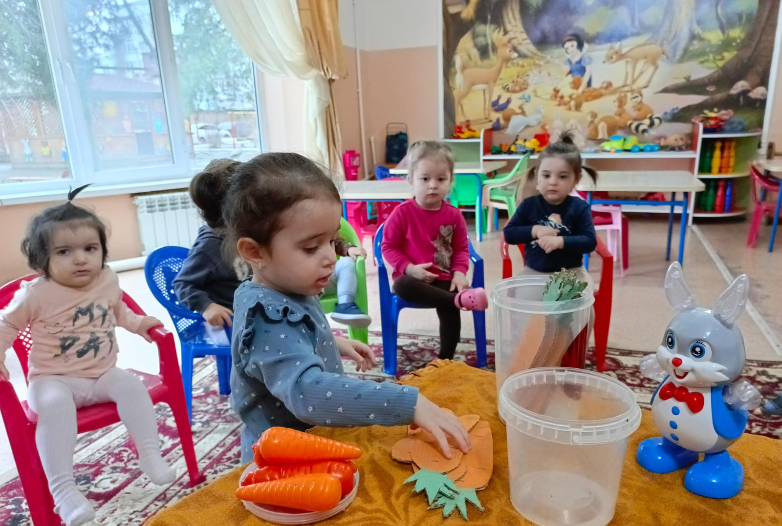 Дидактическая игра "Угости зайку морковкой"