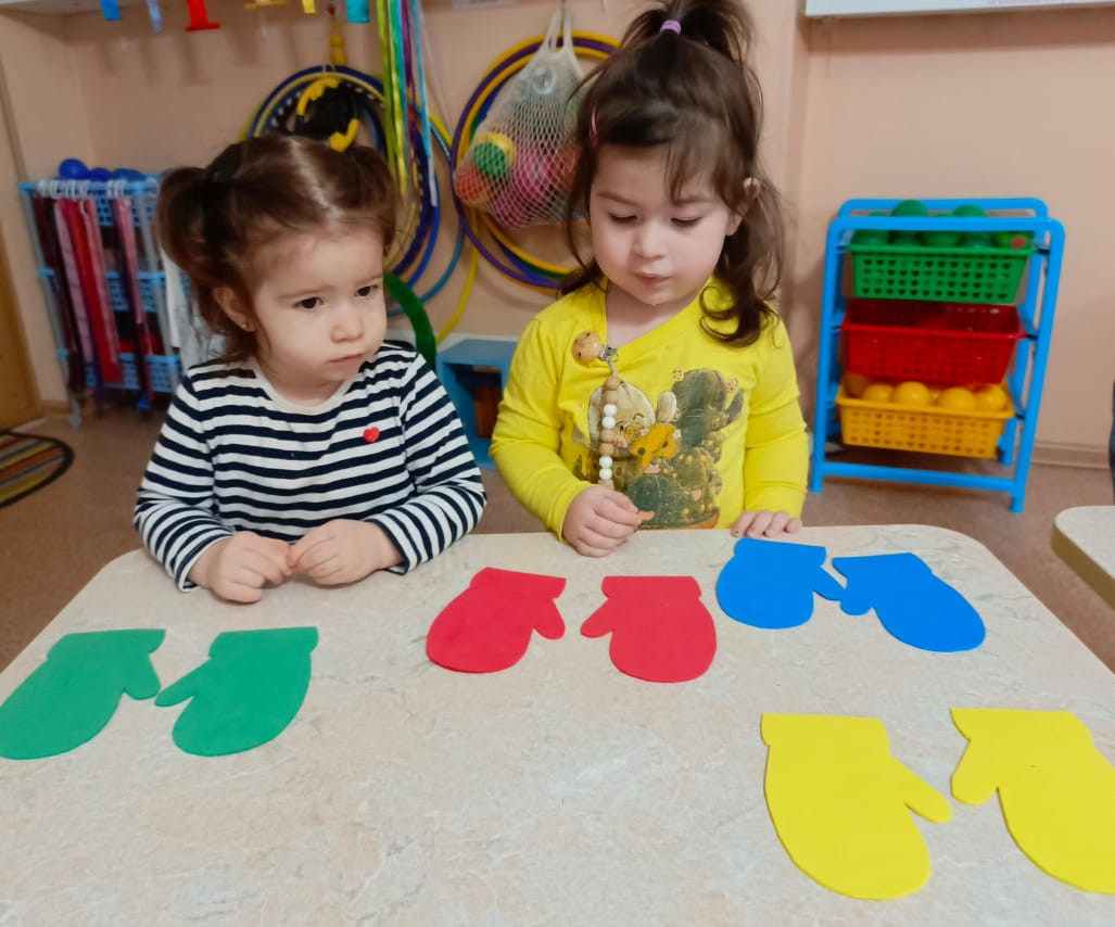 Дидактическая игра "Найди пару варежке"