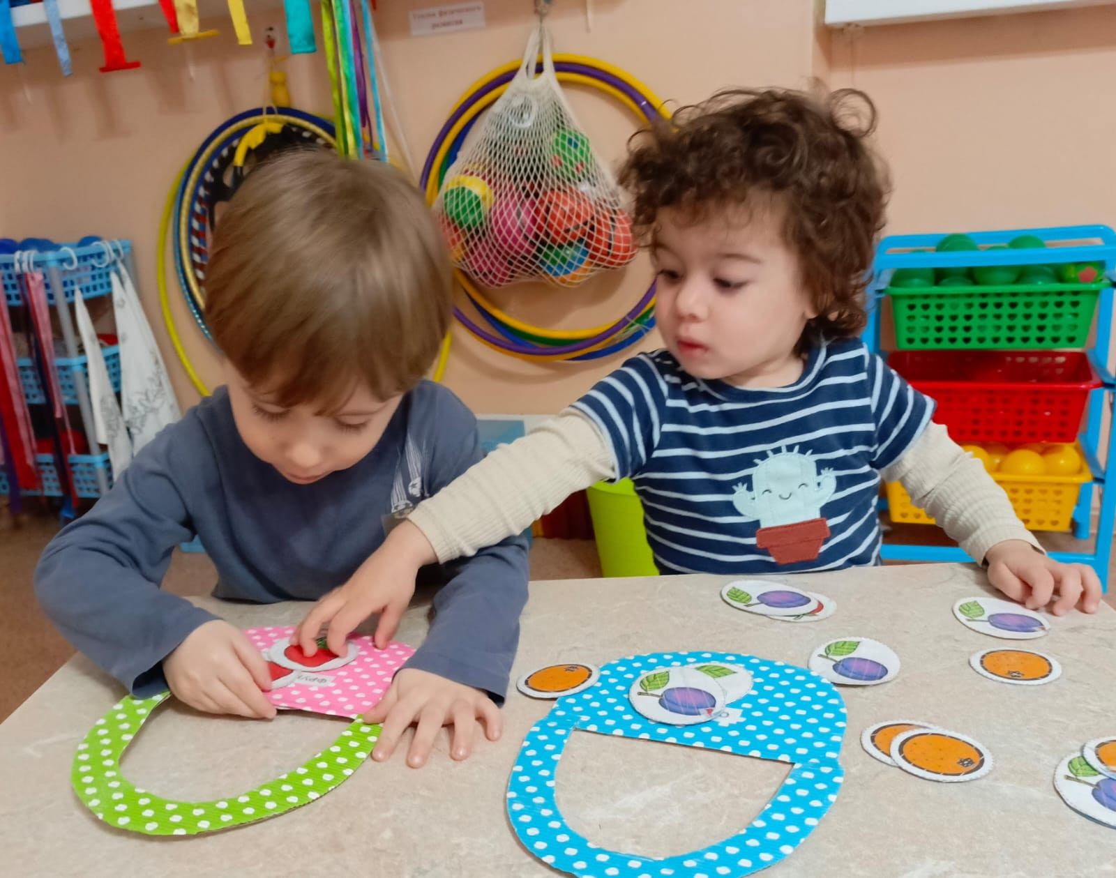 Игра "Разложи фрукты в корзинки"