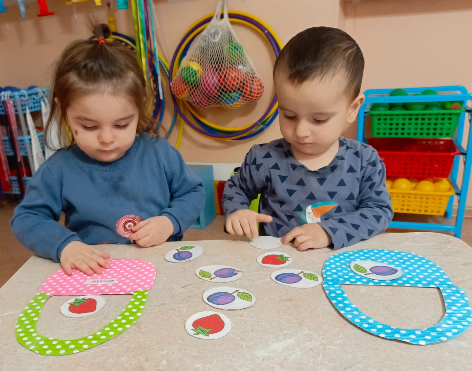 Игра "Разложи фрукты в корзинки"