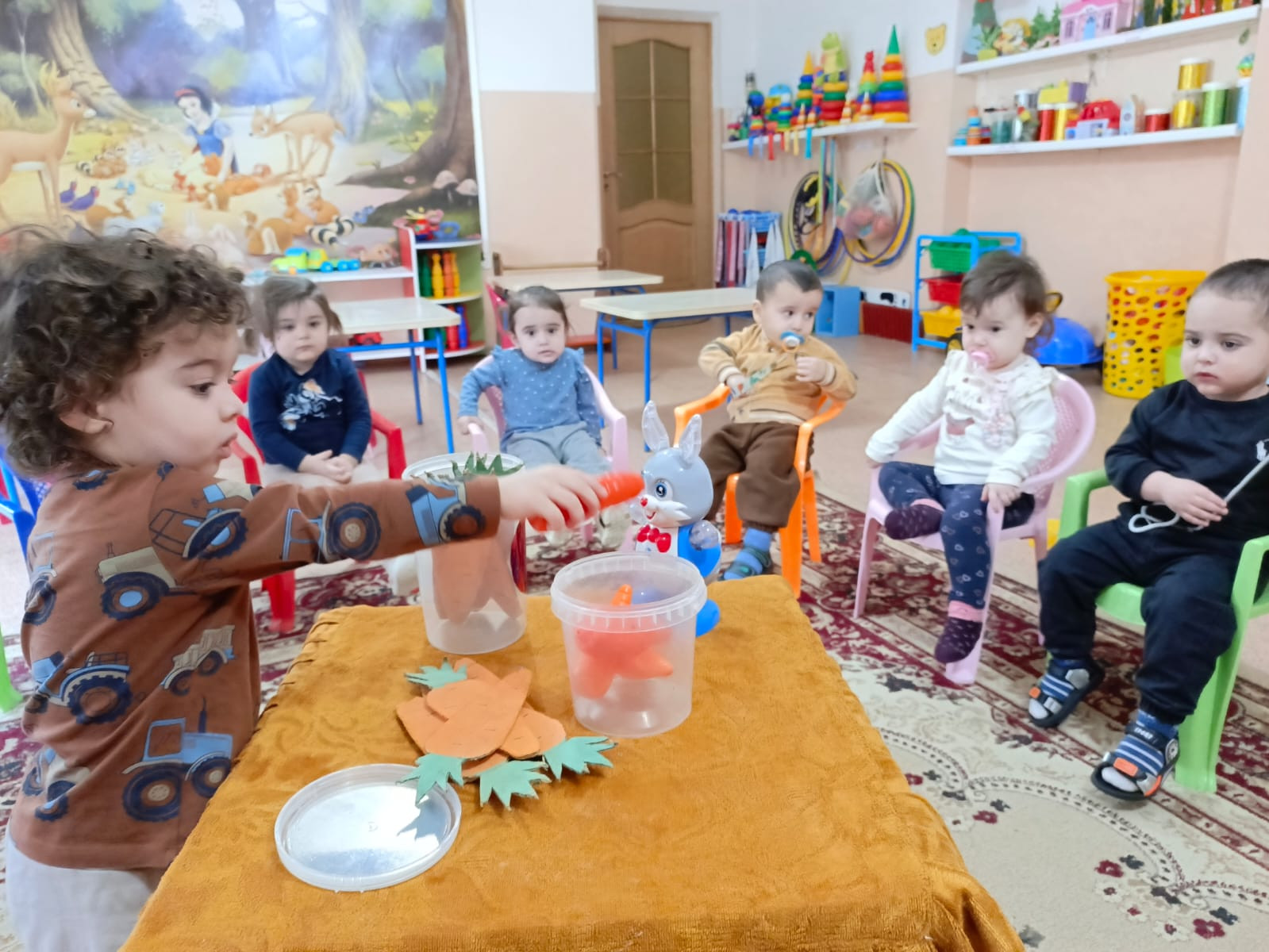 Дидактическая игра "Угости зайку морковкой"