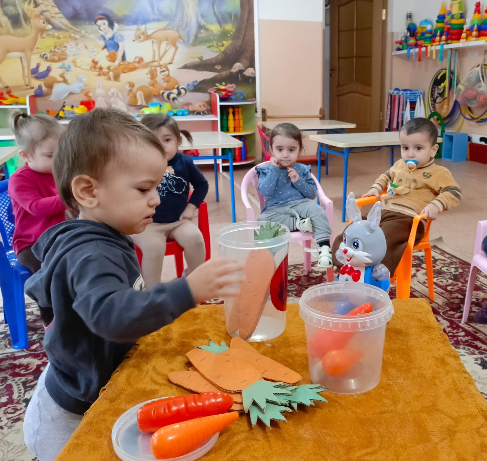 Дидактическая игра "Угости зайку морковкой"