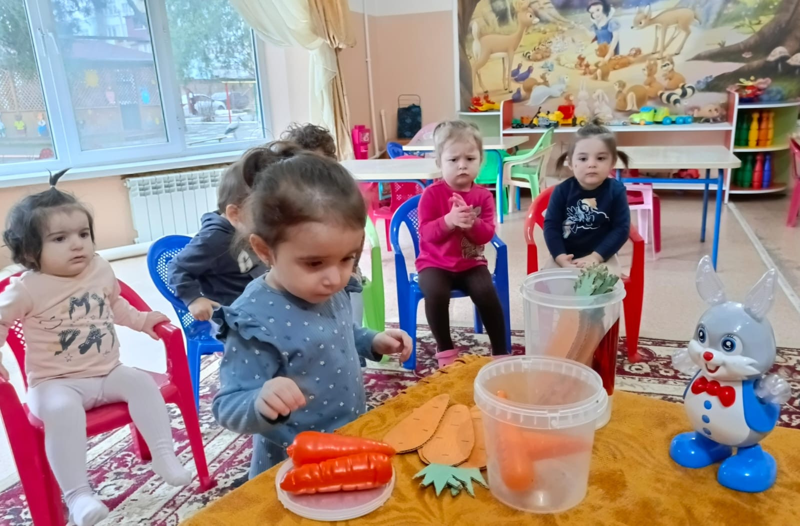 Дидактическая игра "Угости зайку морковкой"