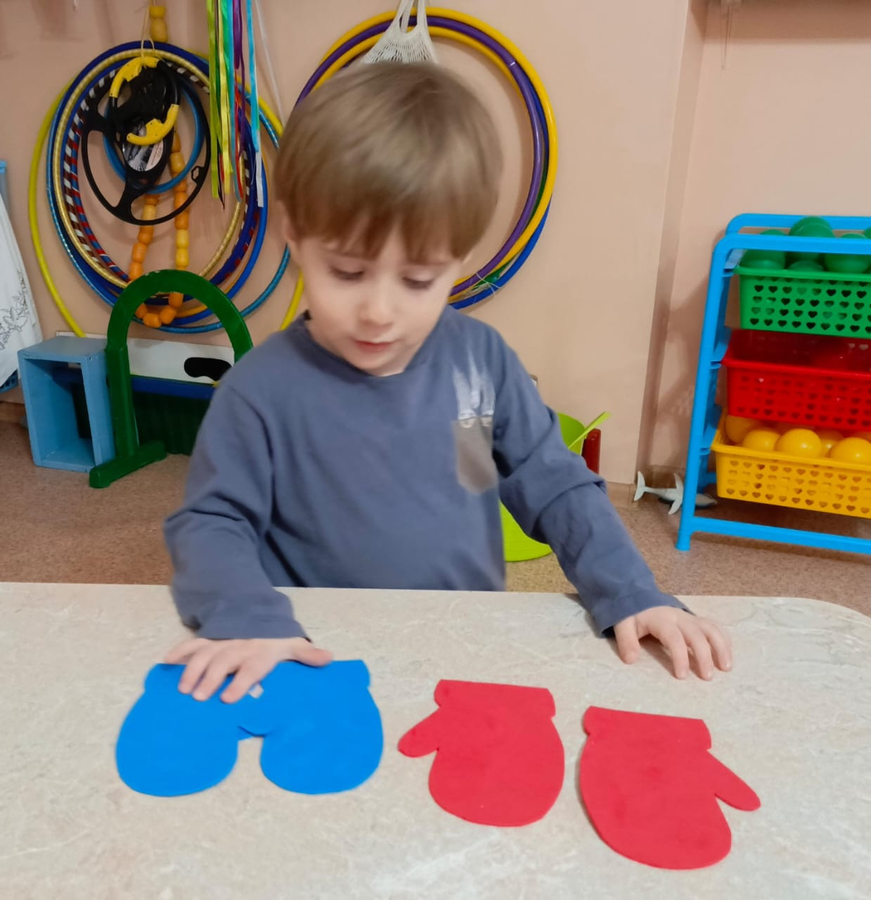 Дидактическая игра "Найди пару варежке"