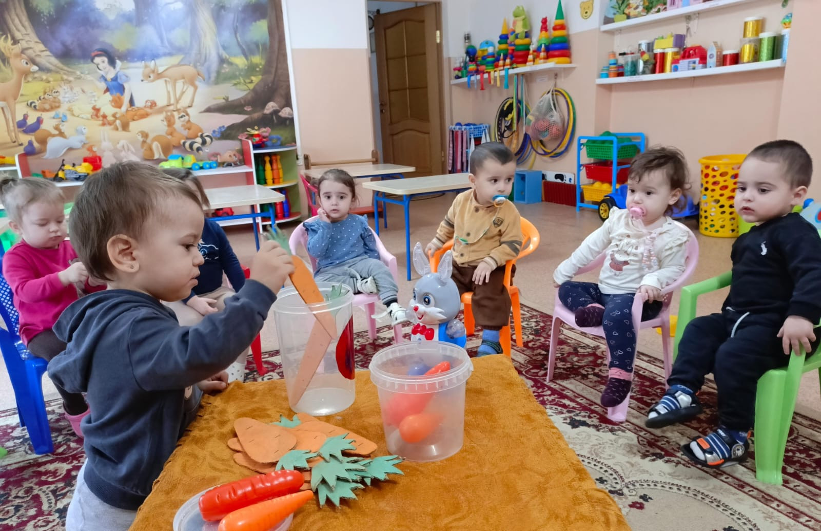 Дидактическая игра "Угости зайку морковкой"