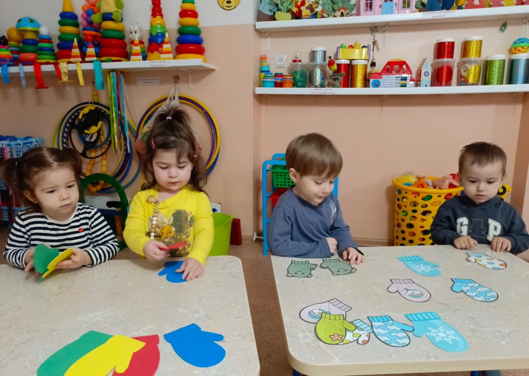 Дидактическая игра "Найди пару варежке"