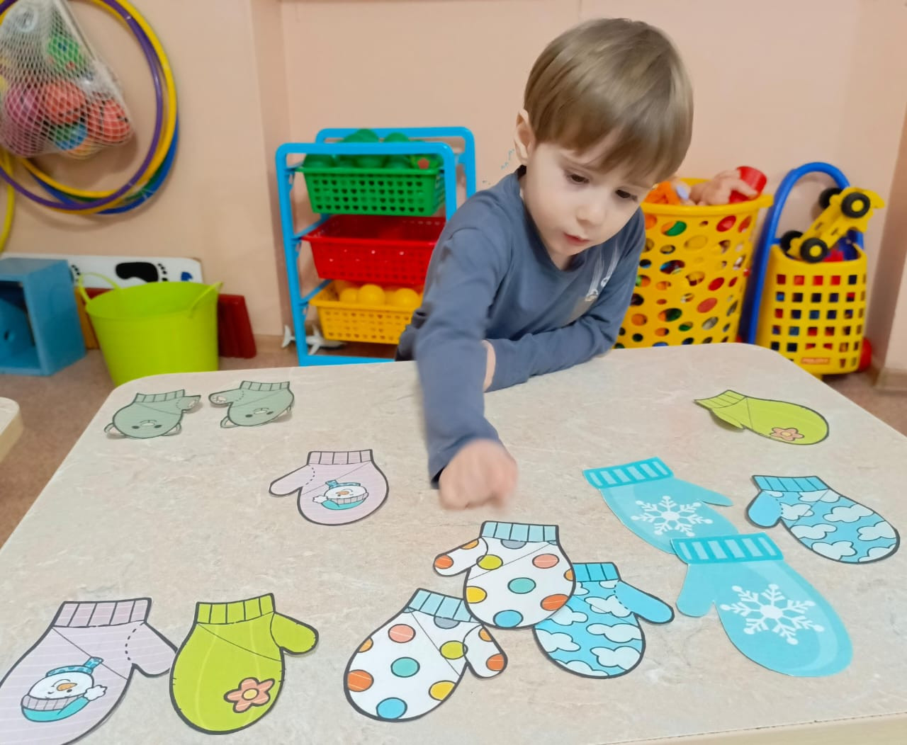 Дидактическая игра "Найди пару варежке"