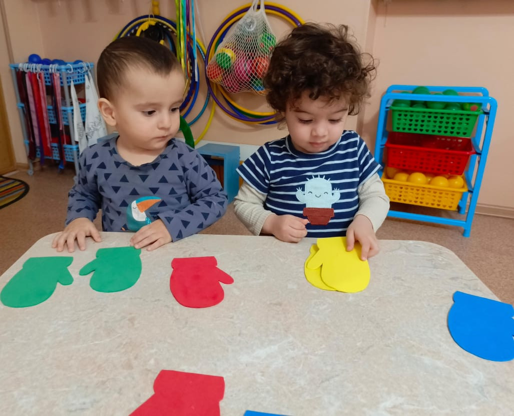 Дидактическая игра "Найди пару варежке"