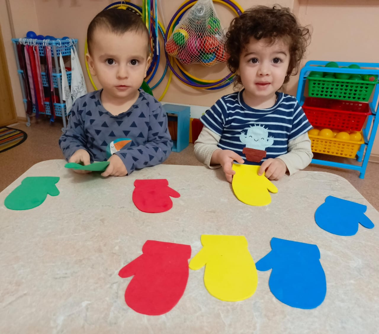 Дидактическая игра "Найди пару варежке"