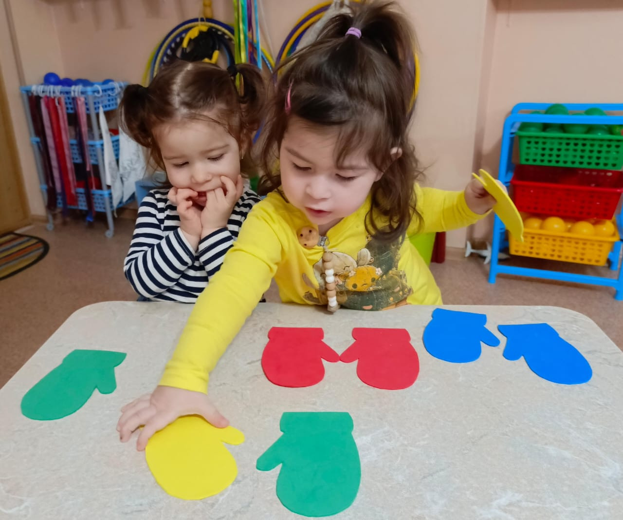 Дидактическая игра "Найди пару варежке"