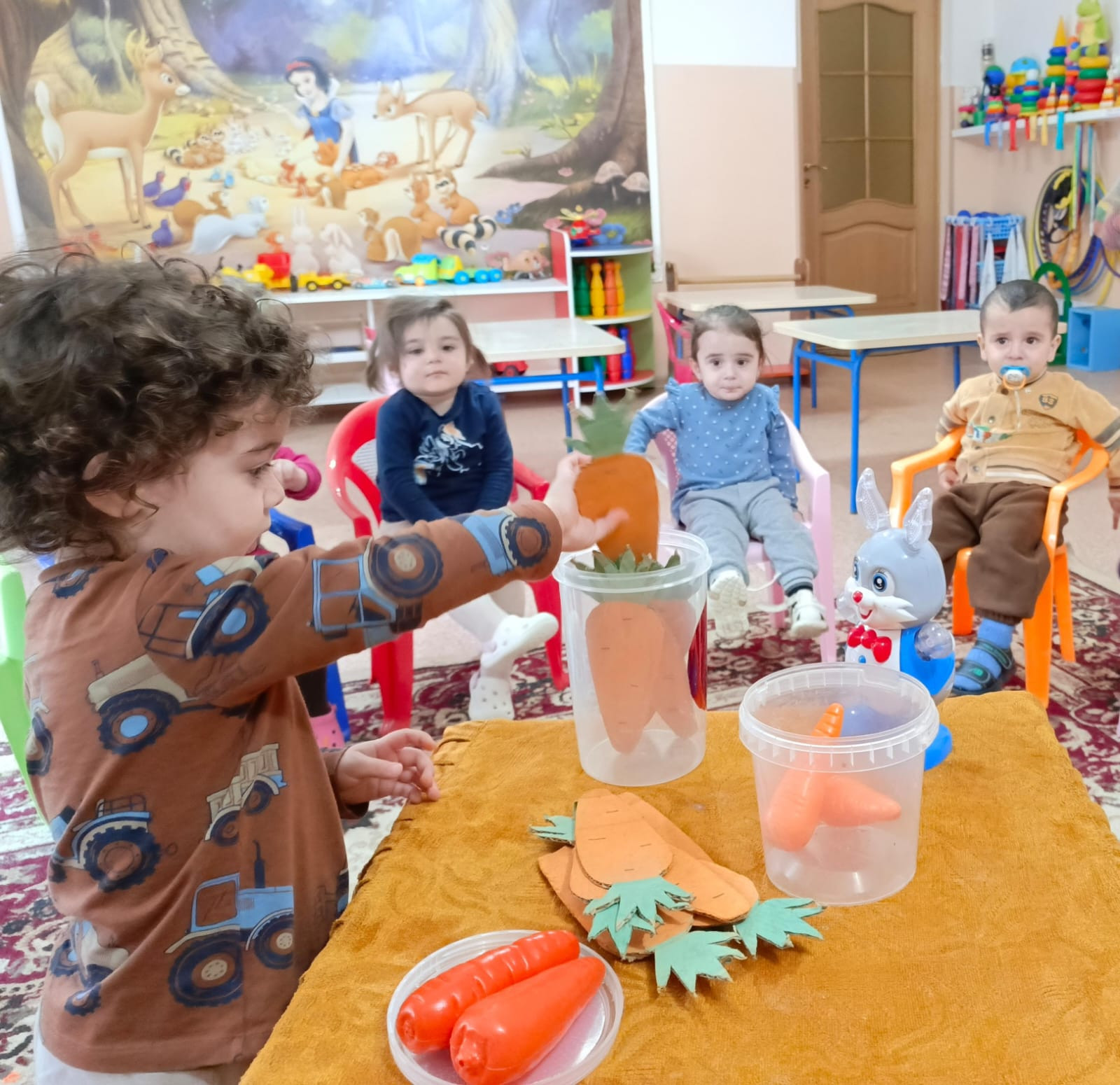 Дидактическая игра "Угости зайку морковкой"