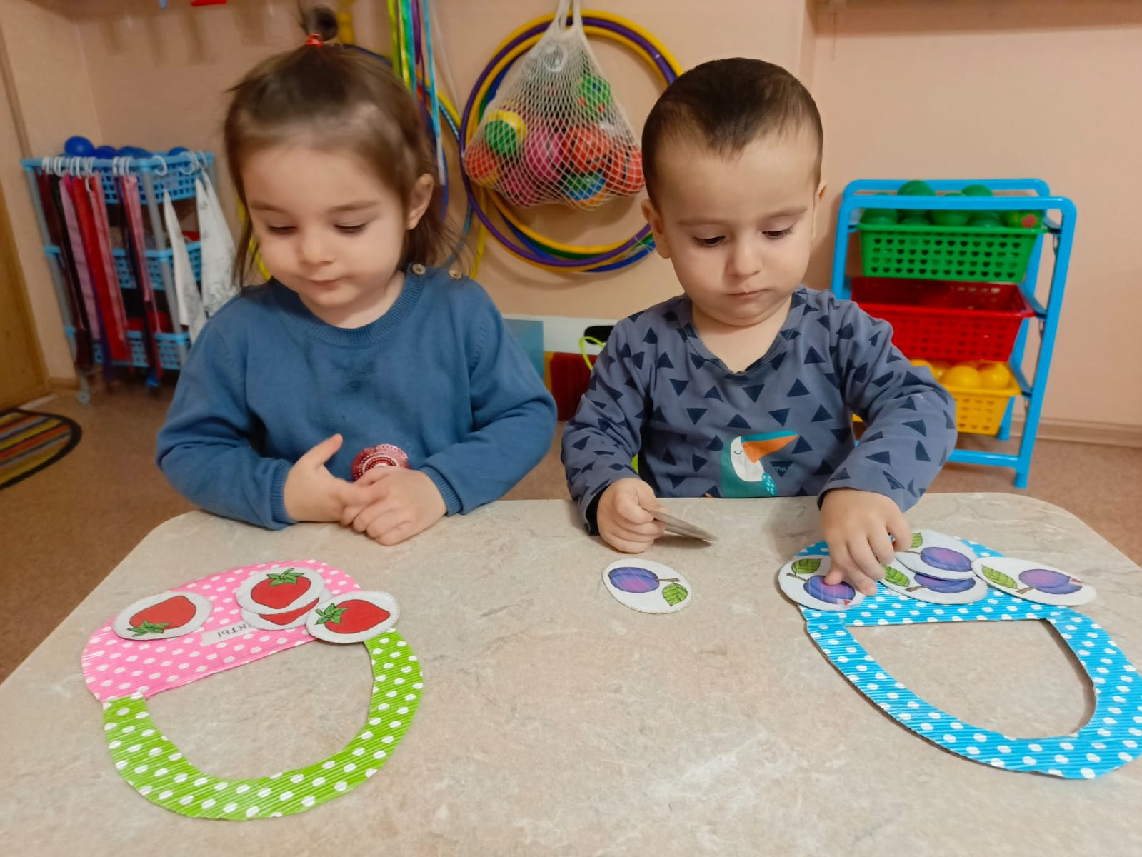 Игра "Разложи фрукты в корзинки"