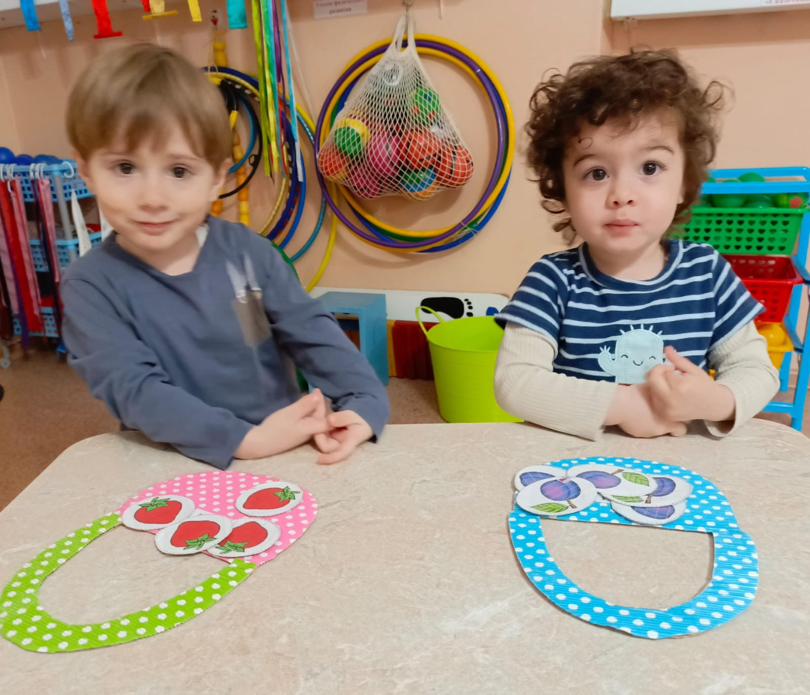 Игра "Разложи фрукты в корзинки"