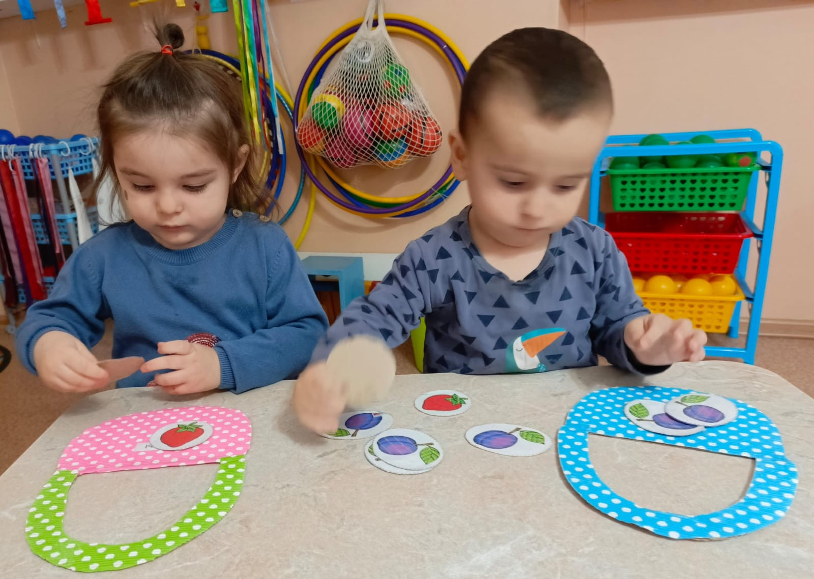 Игра "Разложи фрукты в корзинки"