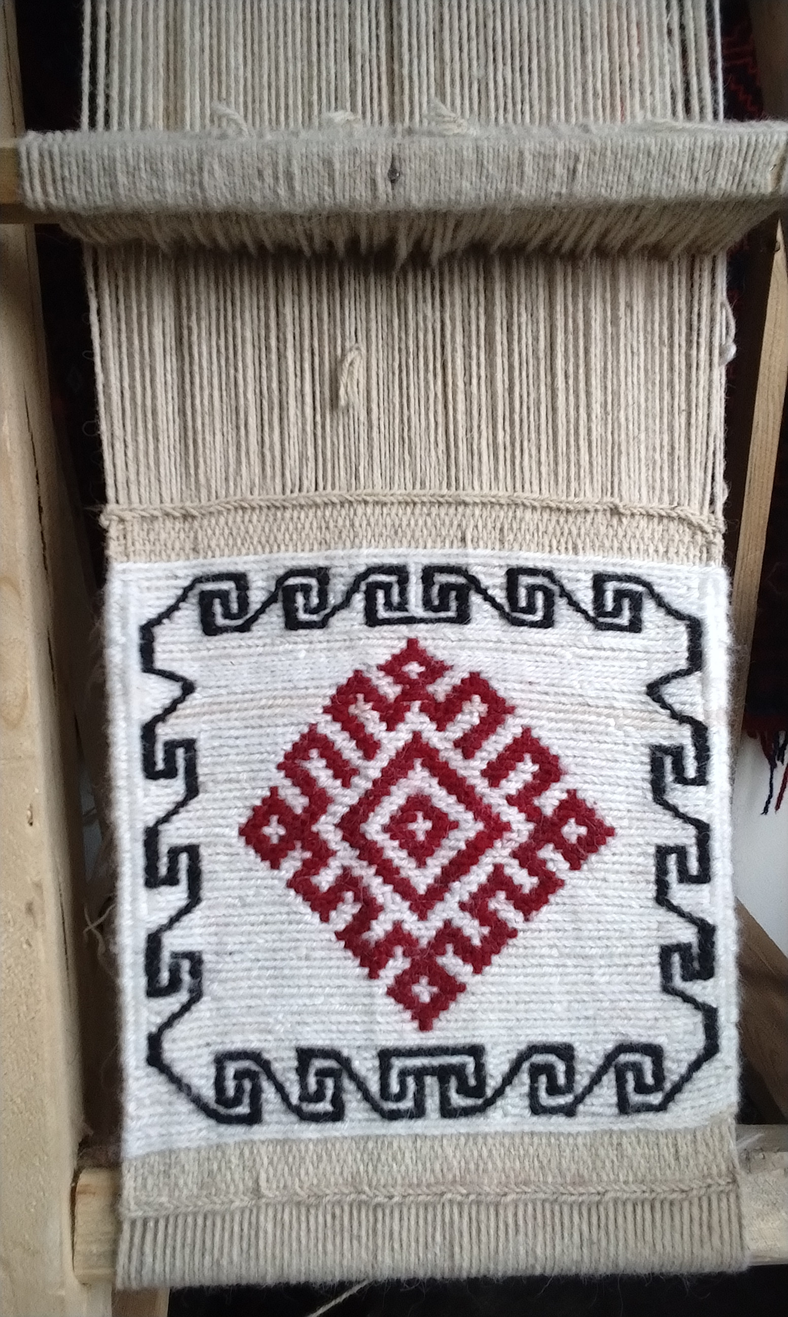 Работа воспитанников ДШИ декаротивно-прикладного отделения ковроткачества под руководством Гусукаевой Э. Р.