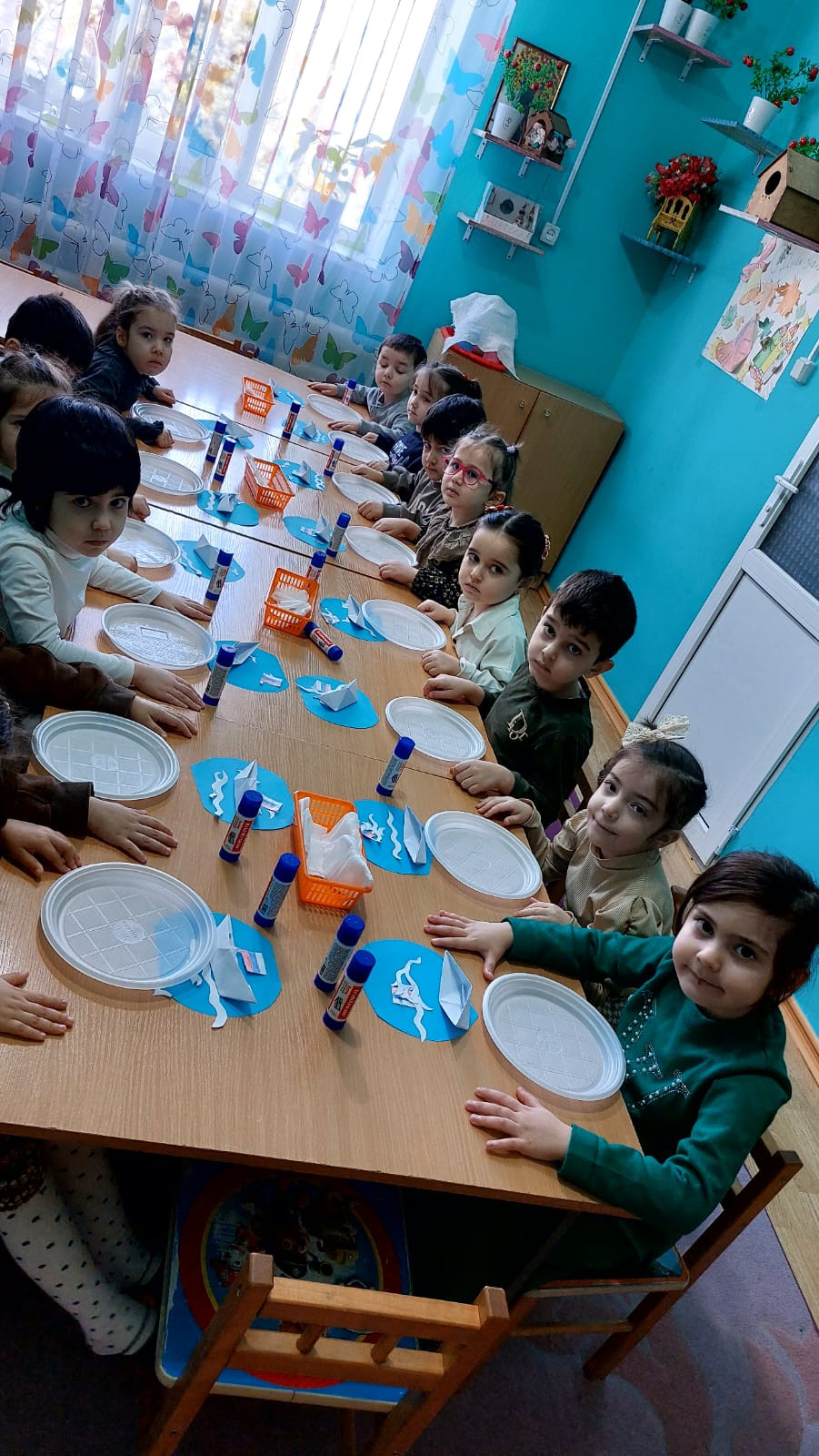 "Плывет кораблик по волнам"