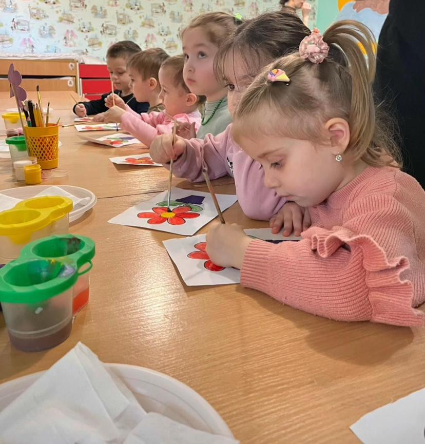 Урок рисования младшей группы