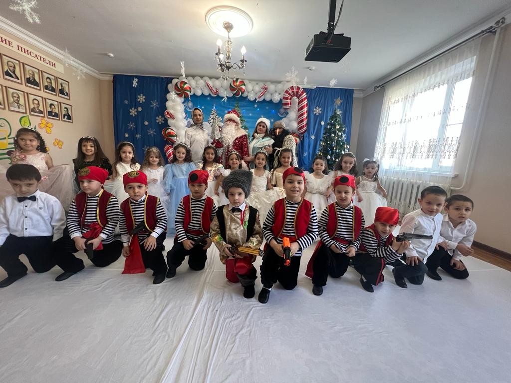 Новогодний утренник в  старшей и средней группах 2022г.