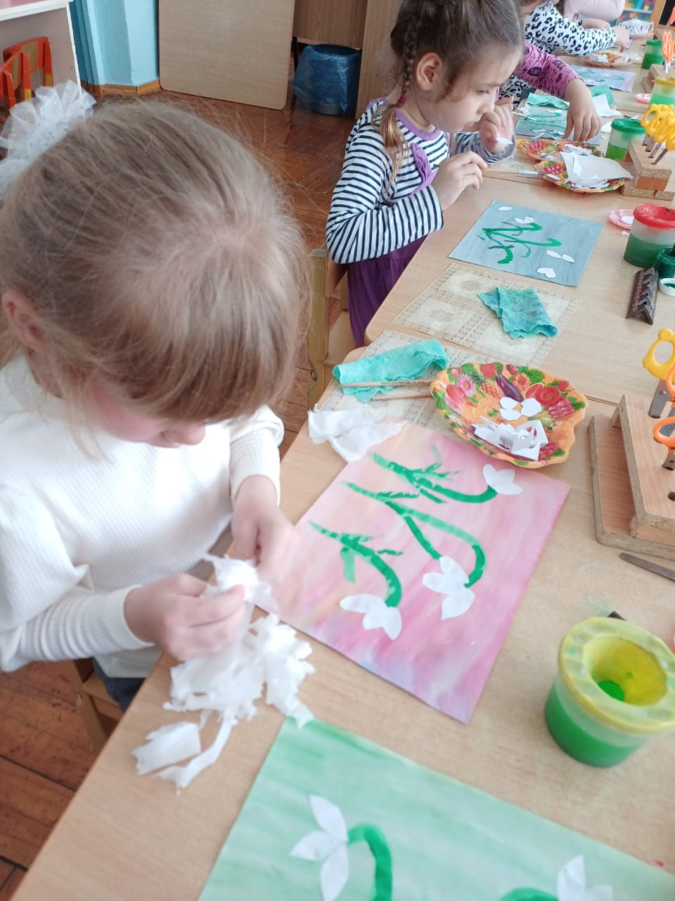 Аппликация с элементами рисования: "Нежные подснежники". Старшая "А" группа.