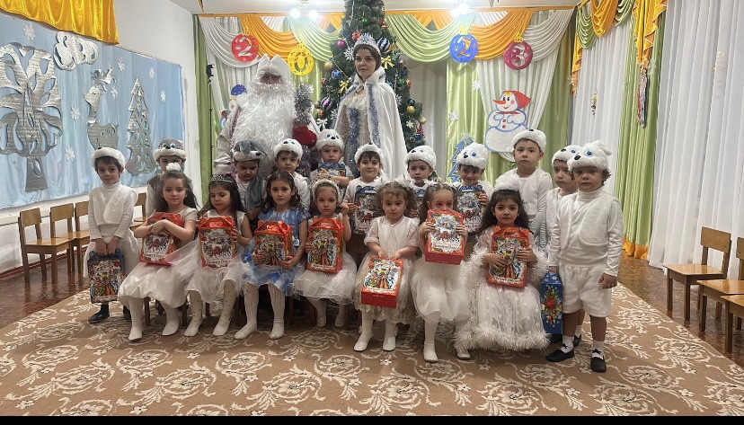 28.12.2022г под Руководством воспитателя Яхъяевой П.Х. в Средней группе "А" прошёл Новогодний Утренник
