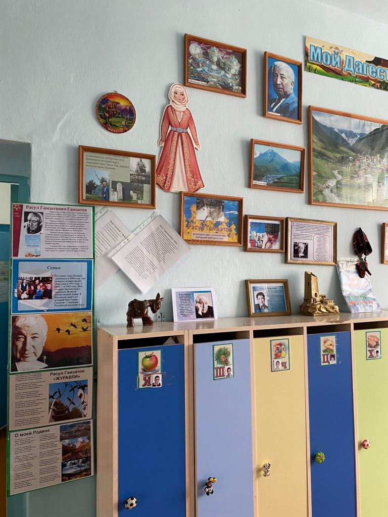 03.04.2023г. в МКДОУ д/с 13 во всех возрастных группах,  в честь 100 - летия Расула Гамзатова, педагогами были оформлены уголки на тему: