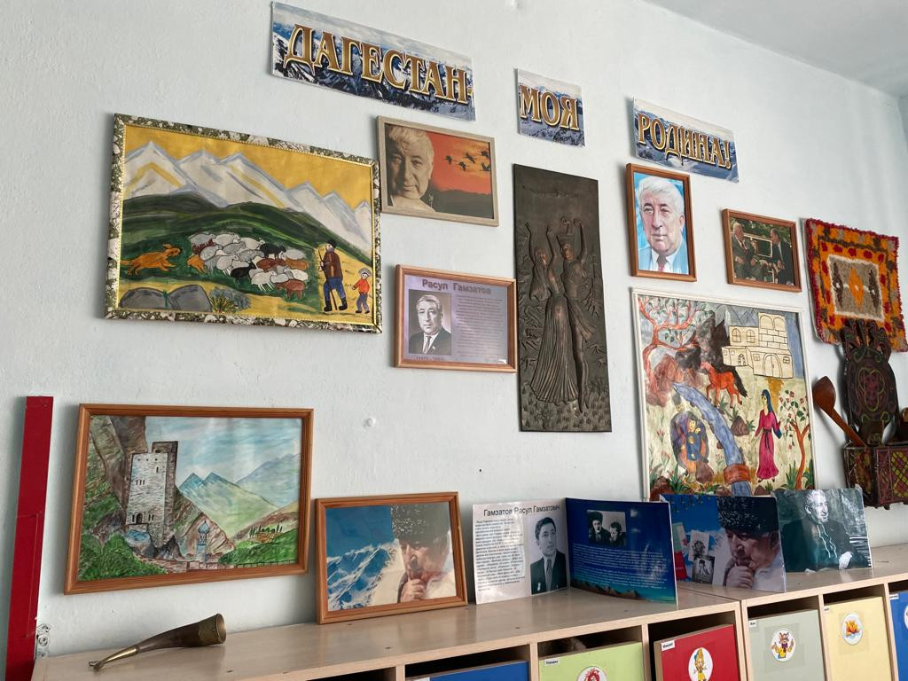 03.04.2023г. в МКДОУ д/с 13 во всех возрастных группах,  в честь 100 - летия Расула Гамзатова, педагогами были оформлены уголки на тему: