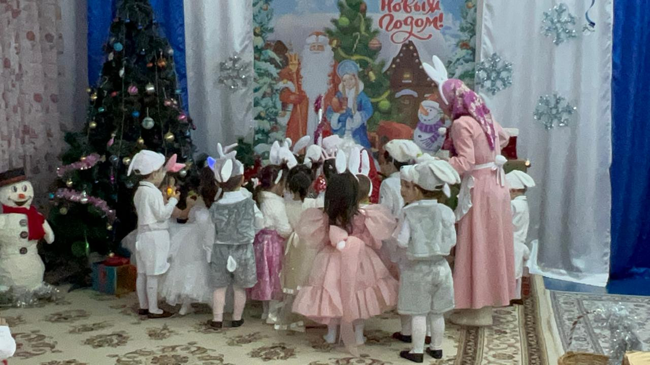 Новогодние утренники в ДОУ
