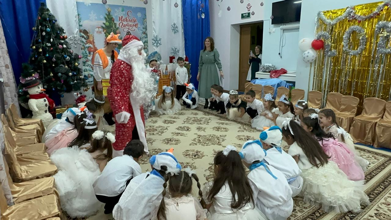 Новогодние утренники в ДОУ