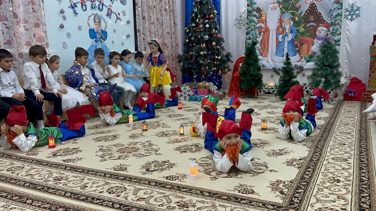 Новогодние утренники в ДОУ
