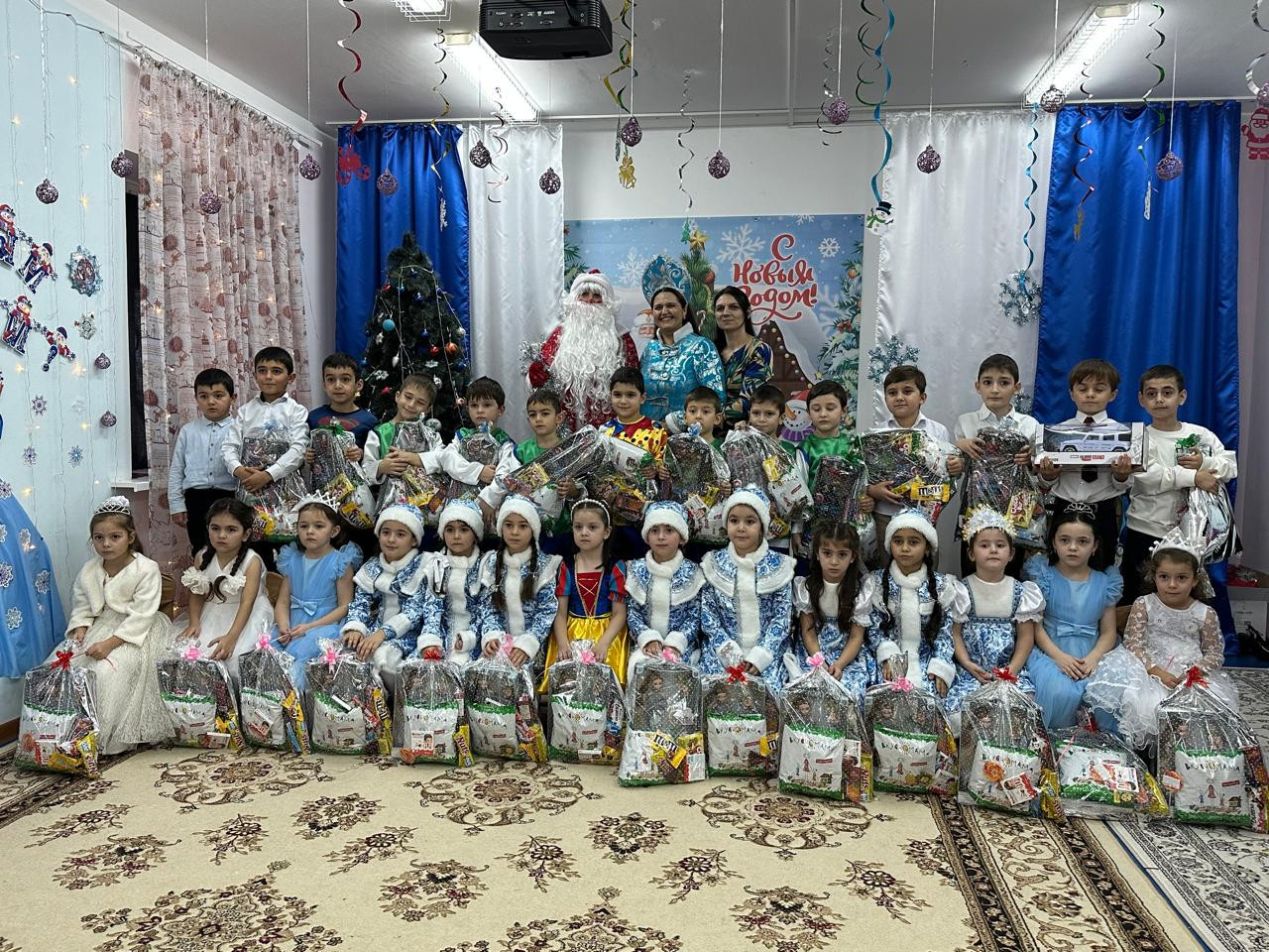 Новогодние утренники в ДОУ