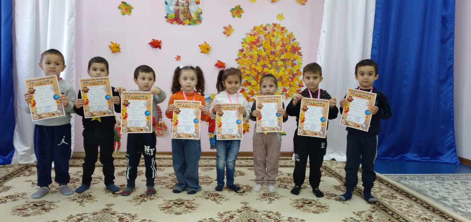 Наша  группа называется «РАДУГА».