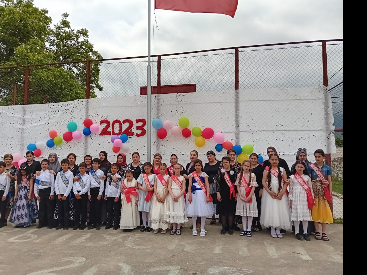 В начальной школе было классно, Но вот уже и кончилась она. Твой взгляд такой веселый, ясный, Собой ты радуешь и папу, и меня. От всей души сегодня поздравляю, Учеба будет пусть успешною всегда В начальной школе было классно, Но вот уже и кончилась она. Твой взгляд такой веселый, ясный, Собой ты радуешь и папу, и меня. От всей души сегодня поздравляю, Учеба будет пусть успешною всегда