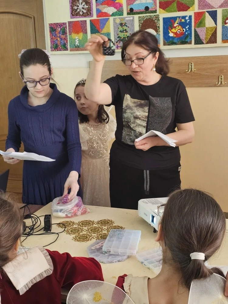 Открытое занятие в творческом объединении "Умелые руки"