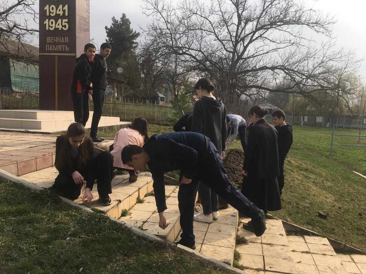 В рамках общереспубликанского субботника на территории МКОУ "Куркентская СОШ им. М. Рагимова" был проведён субботник по санитарной очистке и озеленению школьной территории.