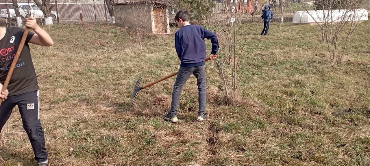 В рамках общереспубликанского субботника на территории МКОУ "Куркентская СОШ им. М. Рагимова" был проведён субботник по санитарной очистке и озеленению школьной территории.