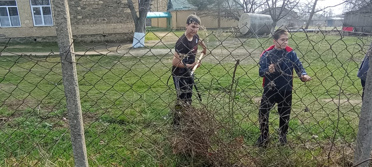 В рамках общереспубликанского субботника на территории МКОУ "Куркентская СОШ им. М. Рагимова" был проведён субботник по санитарной очистке и озеленению школьной территории.