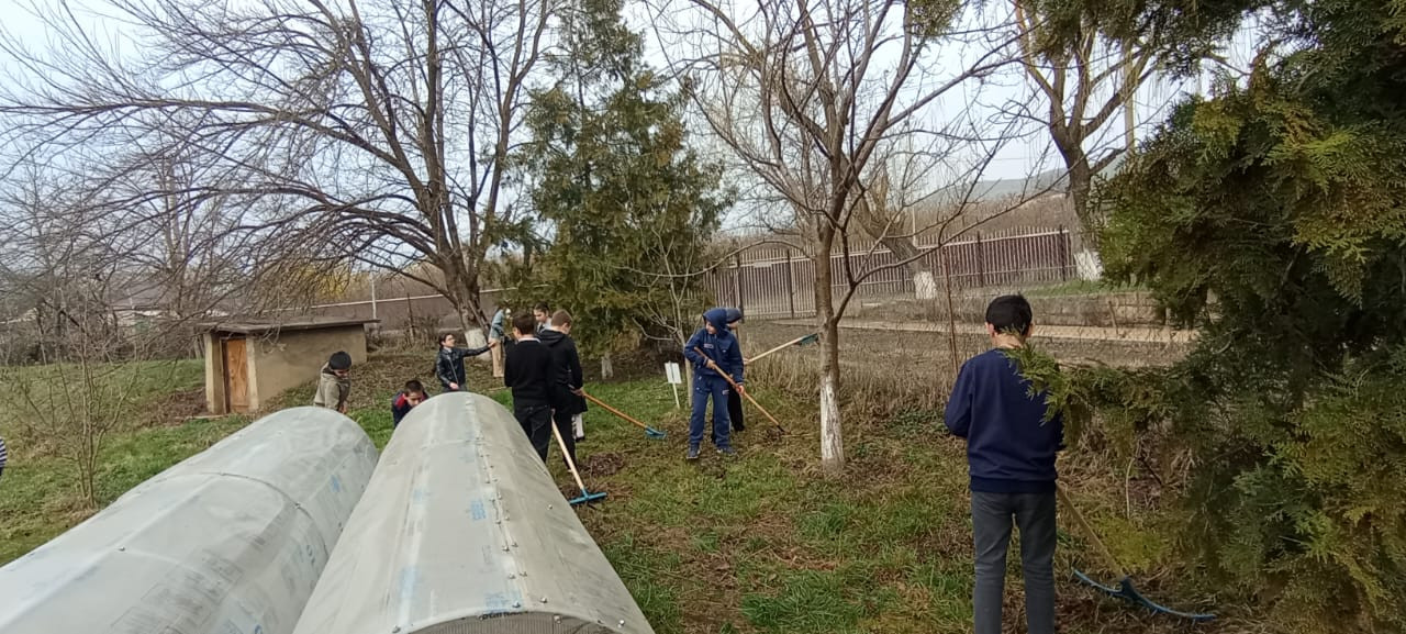 В рамках общереспубликанского субботника на территории МКОУ "Куркентская СОШ им. М. Рагимова" был проведён субботник по санитарной очистке и озеленению школьной территории.