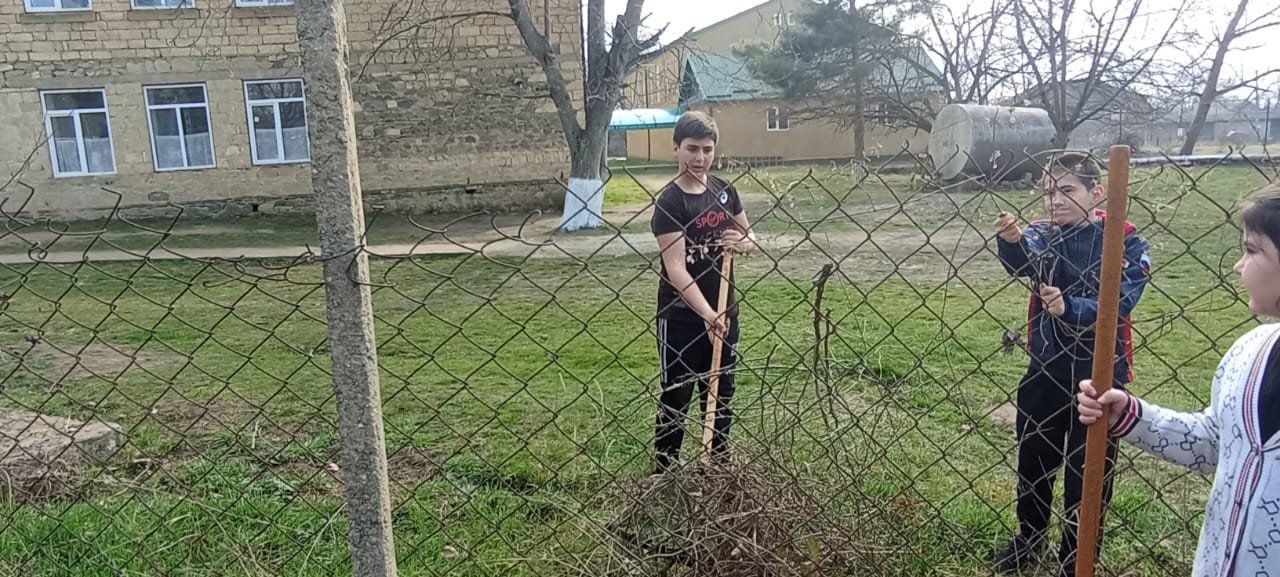 В рамках общереспубликанского субботника на территории МКОУ "Куркентская СОШ им. М. Рагимова" был проведён субботник по санитарной очистке и озеленению школьной территории.