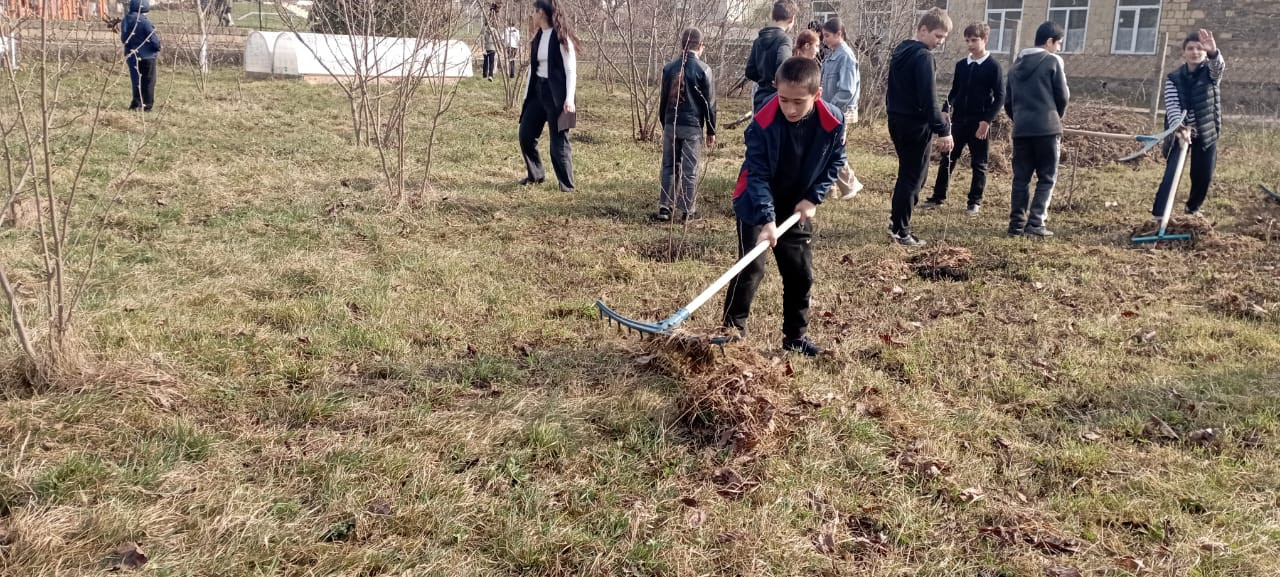 В рамках общереспубликанского субботника на территории МКОУ "Куркентская СОШ им. М. Рагимова" был проведён субботник по санитарной очистке и озеленению школьной территории.