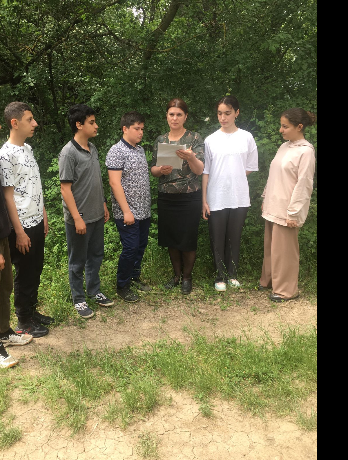 Инструктаж во время экскурсии « Правила поведения в транспорте» с учащимися 8 а класса и родителями. Классный руководитель Абдуразакова М. Э. Инструктаж во время экскурсии « Правила поведения в транспорте» с учащимися 8 а класса и родителями. Классный руководитель Абдуразакова М. Э.