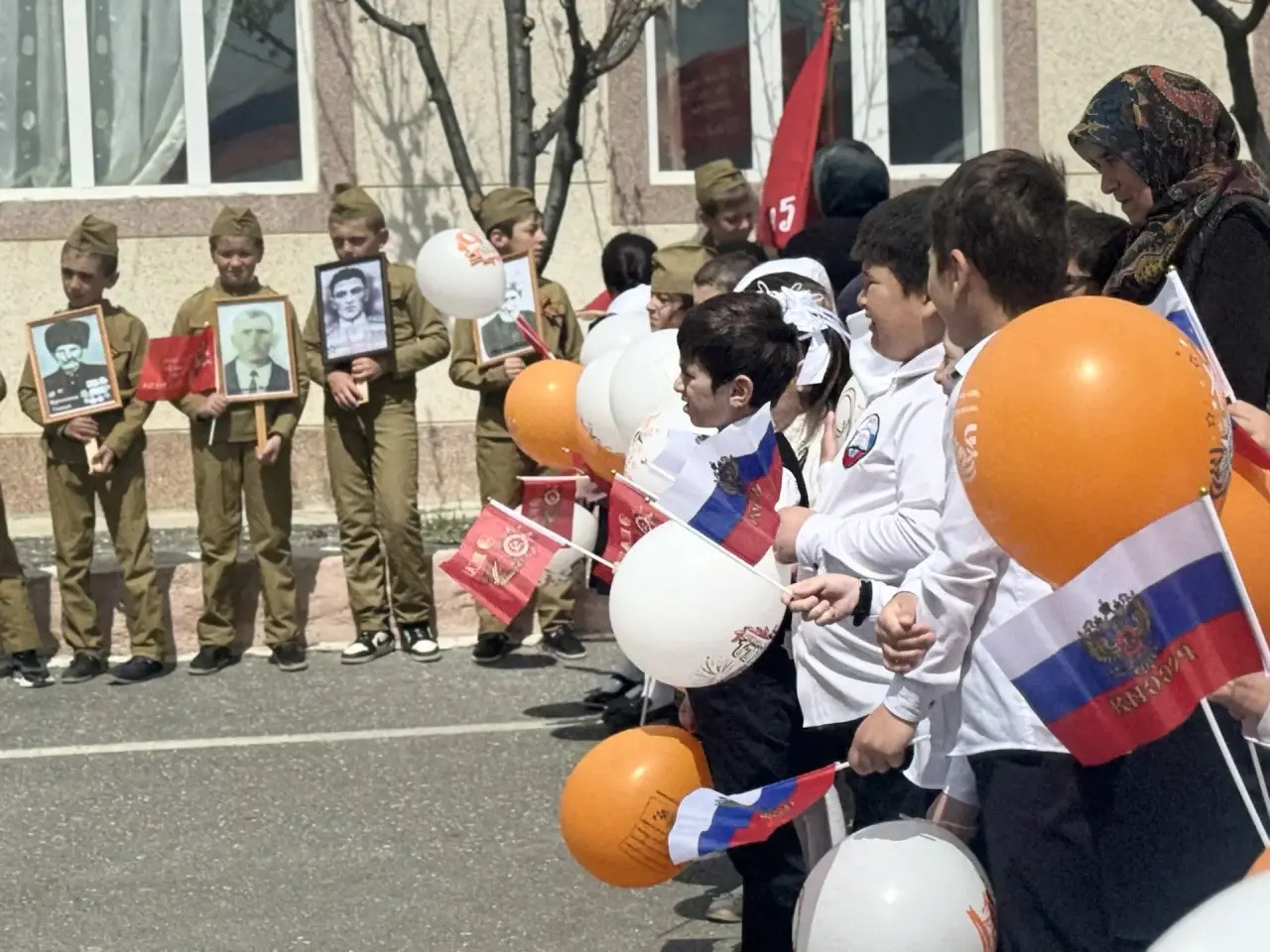 Торжественная линейка, посвящённая Дню Победы
