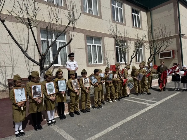 Торжественная линейка, посвящённая Дню Победы